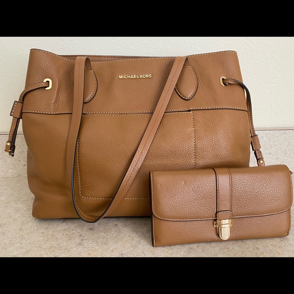 **SOLD **  MICHAEL KORS Tan Leather Tote w/ Wallet